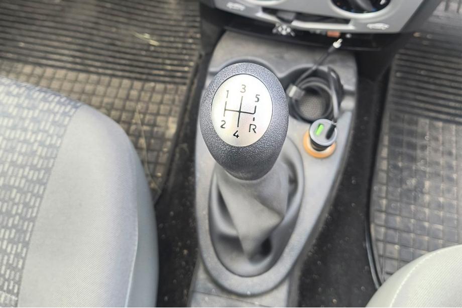 Renault Logan I 2005–2008 Hlavice řadicí páky 8200079112 (černá s chromem) Fotografie 3