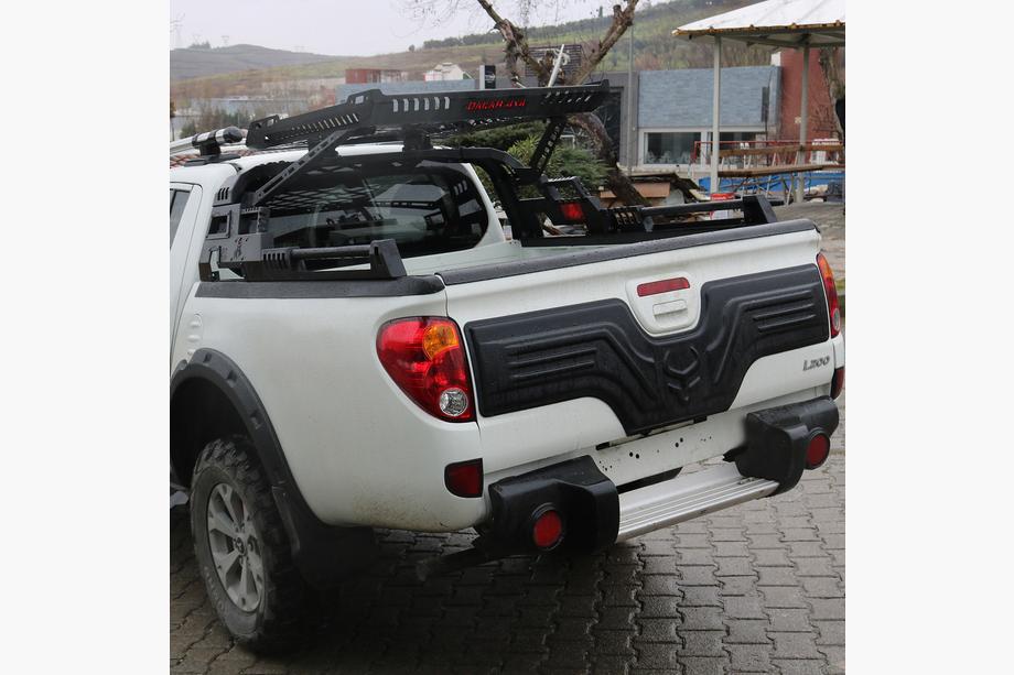 Mitsubishi L200 2006–2015 Plastová lišta na víko kufru Fotografie 1