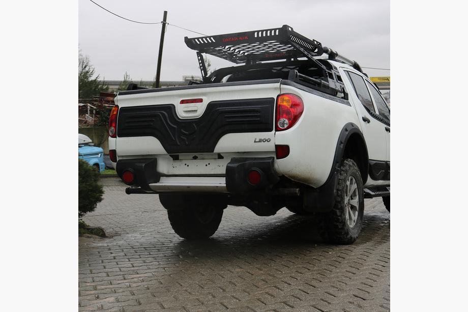 Mitsubishi L200 2006–2015 Plastová lišta na víko kufru Fotografie 2