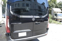 Mercedes Sprinter W907/W910 2018– Lišta zadního okna V-2 Carmos (2 ks, nerez) fotografie 5