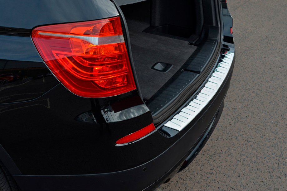 BMW X3 F25 2011–2018 Nerezová lišta na zadní nárazník OmsaLine (lesk, nerez) Fotografie 1