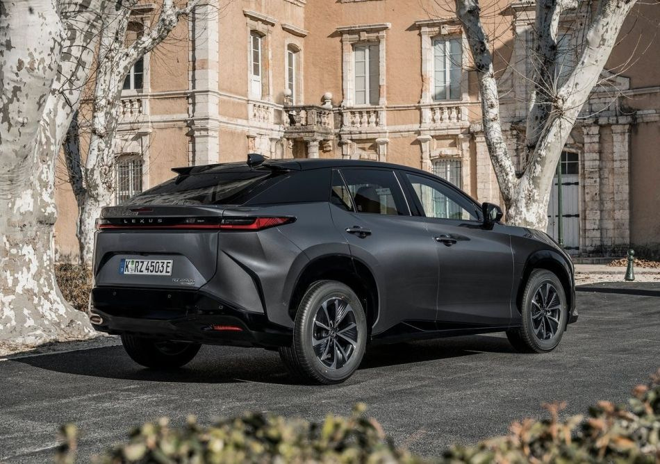 Elektrický crossover Lexus RZ dostal dostupnější verzi – 300e