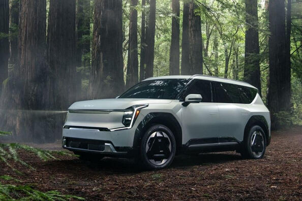 Sedmimístný elektrický crossover Kia EV9