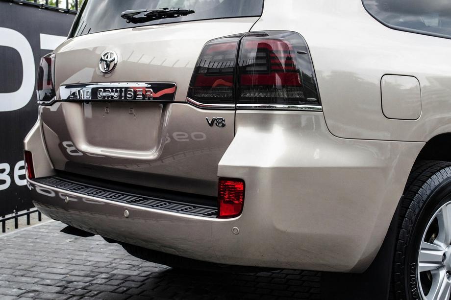 Toyota Land Cruiser 200 2007–2021 Zadní světla 2008-2015 (sekvenční červené) Image