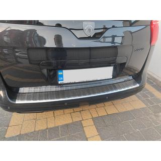 Nerezová lišta na zadní nárazník Carmos Peugeot 5008 2009–2016 fotografie 1