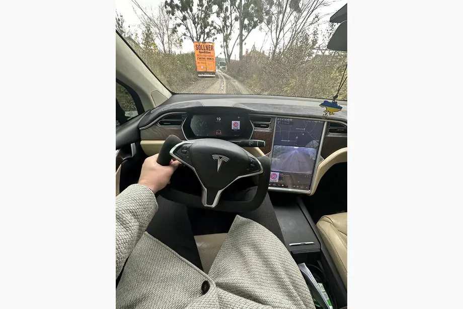 Tesla Model X 2015– Volant typu yoke (Alcantara, vyhřívaný) Fotografie 2