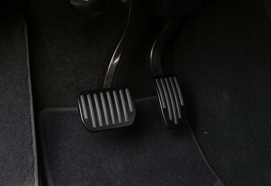 K čemu slouží nášlapy na pedály automobilu?