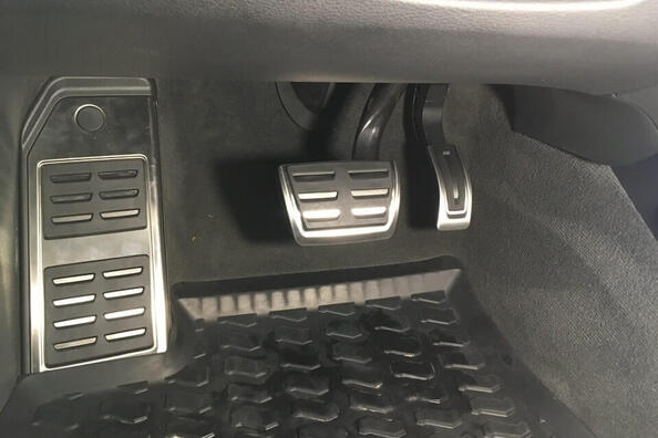 K čemu slouží nášlapy na pedály automobilu?