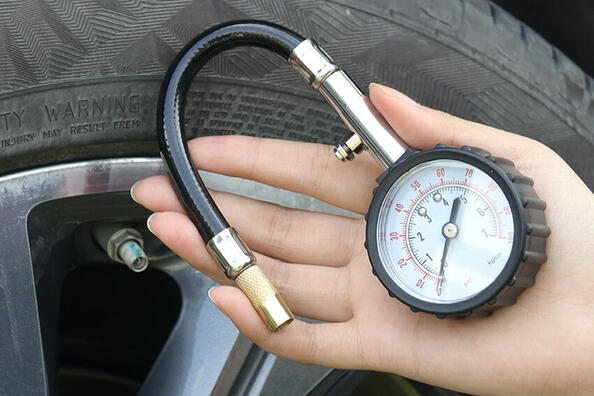 Jak správně zkontrolovat tlak v pneumatikách automobilu