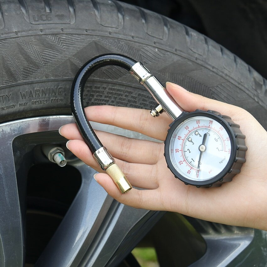 Jak správně zkontrolovat tlak v pneumatikách automobilu