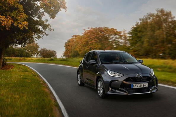 Recenze městského hatchbacku Mazda 2 Hybrid