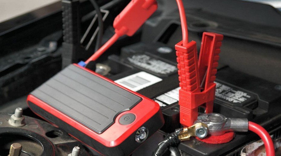 Jak nastartovat motor auta při vybité baterii?