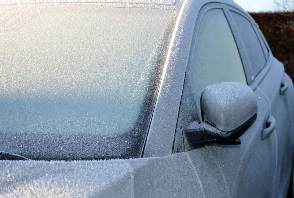 Jak rychle a bezpečně odstranit led z autoskla?