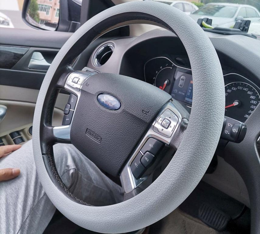 Jak vybrat potah na volant auta