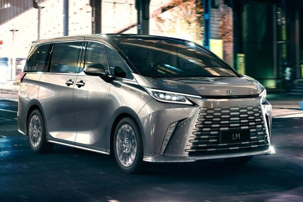 Recenze prémiového minivanu Lexus LM druhé generace
