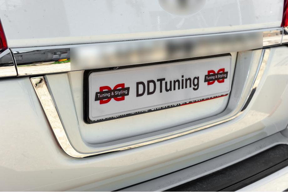 Toyota Land Cruiser 200 2007–2021 OEM lišta nad SPZ (2016+) Image