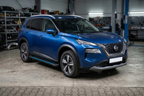Nissan X-trail T33/Rogue 2022– Boční nášlapy Maya Blue (2 ks, hliník) fotografie 1