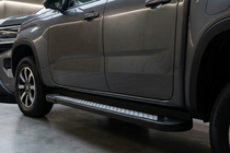 Volkswagen Amarok 2022– Boční nášlapy Vision New Black (2 ks, hliník) fotografie 1