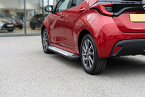 Toyota Yaris/Yaris Cross (XP210) 2020– Boční nášlapy Allmond Grey (2 ks, hliník) fotografie 1
