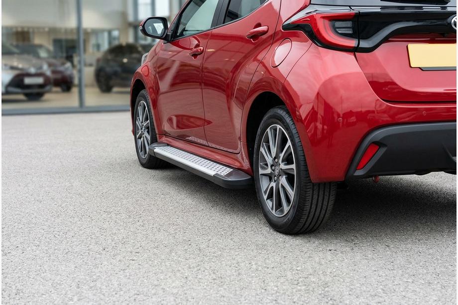 Toyota Yaris/Yaris Cross (XP210) 2020– Boční nášlapy Allmond Grey (2 ks, hliník) Image