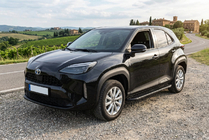 Toyota Yaris/Yaris Cross (XP210) 2020– Boční nášlapy Bosphore Black (2 ks, hliník) fotografie 1