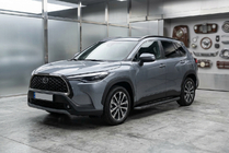 Toyota Corolla Cross 2020– Boční nášlapy Tayga Black (2 ks, hliník) fotografie 1