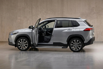 Toyota Corolla Cross 2020– Boční prahy RedLine V1 (2 ks, hliník) fotografie 1