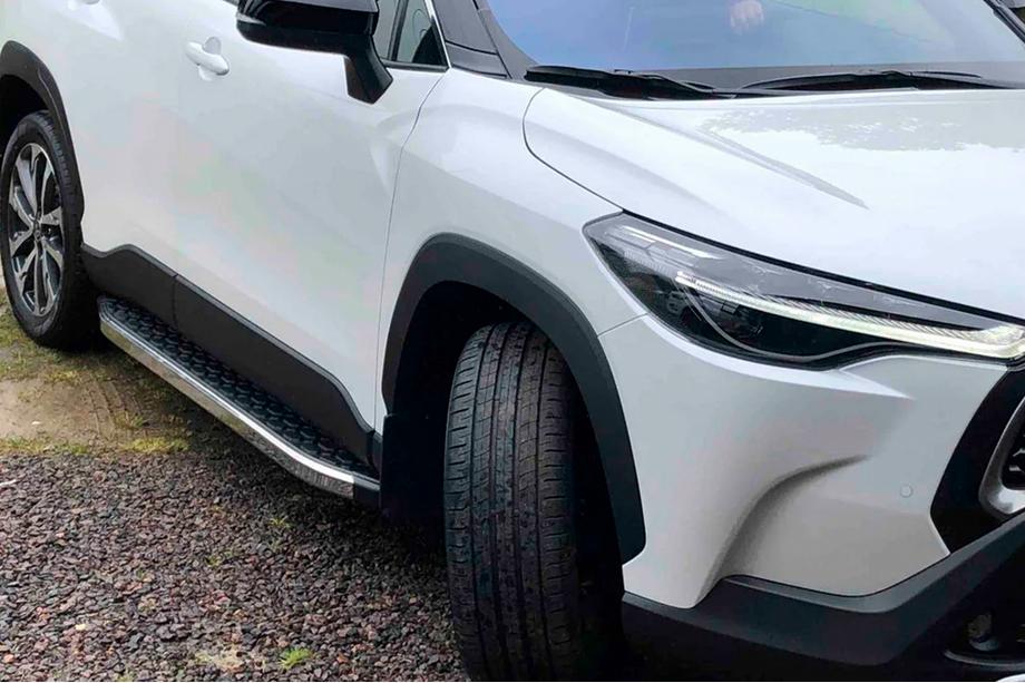 Toyota Corolla Cross 2020– Boční nášlapy BlackLine (2 ks, hliník) Image