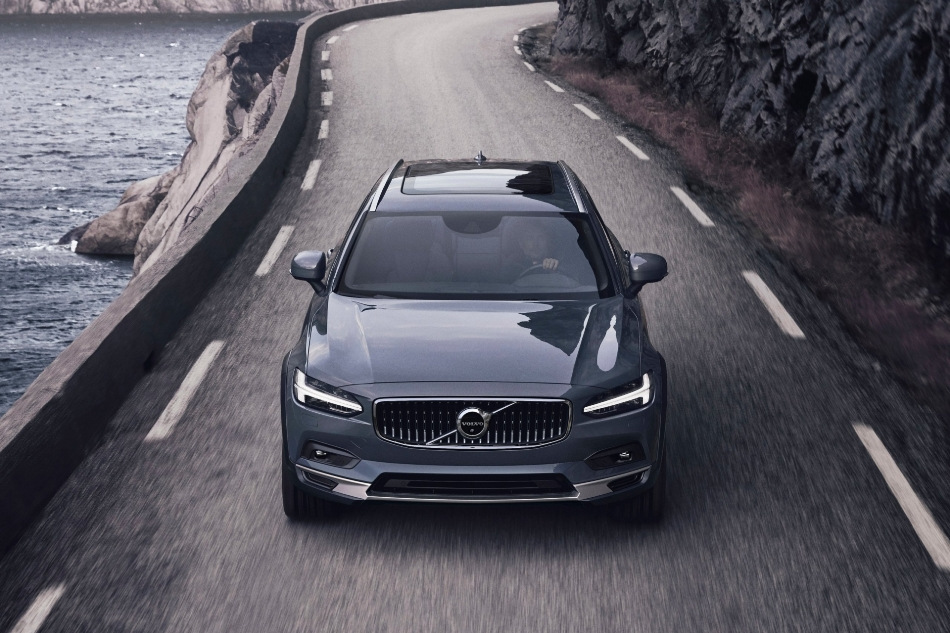 Volvo V90 Cross Country: recenze zvýšeného kombi do terénu