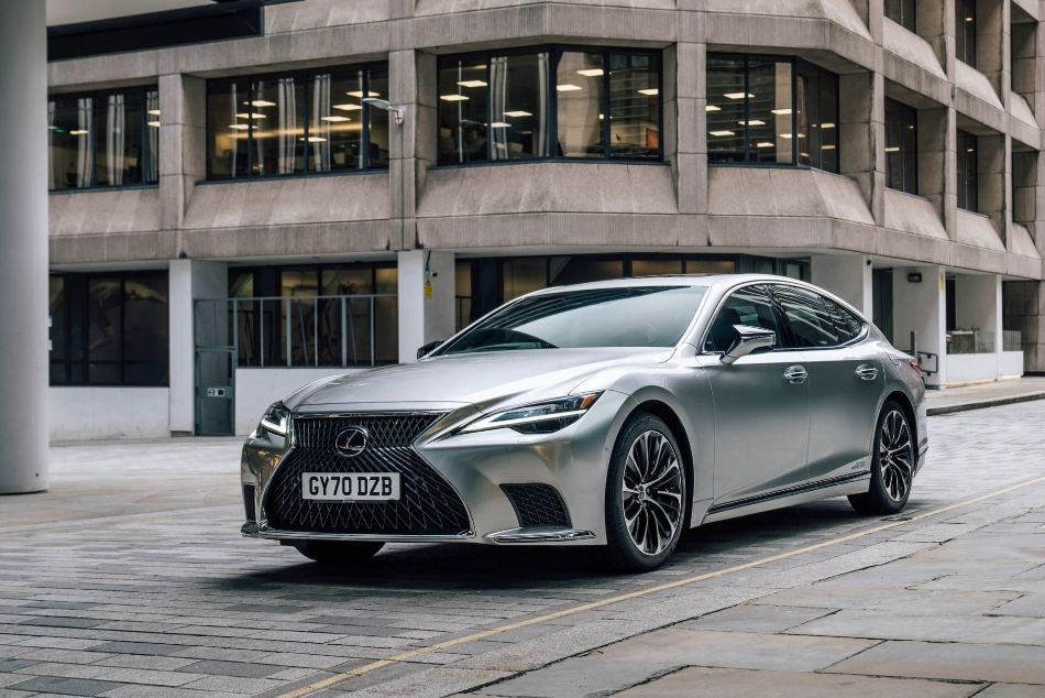 Lexus LS: přehled modernizovaného sedanu páté generace