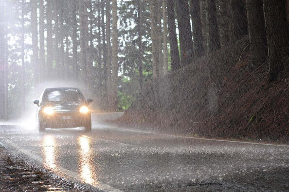 Jak správně řídit auto za deštivého počasí