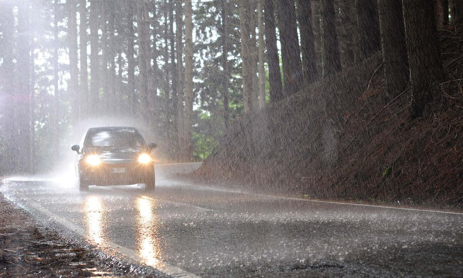 Jak správně řídit auto za deštivého počasí