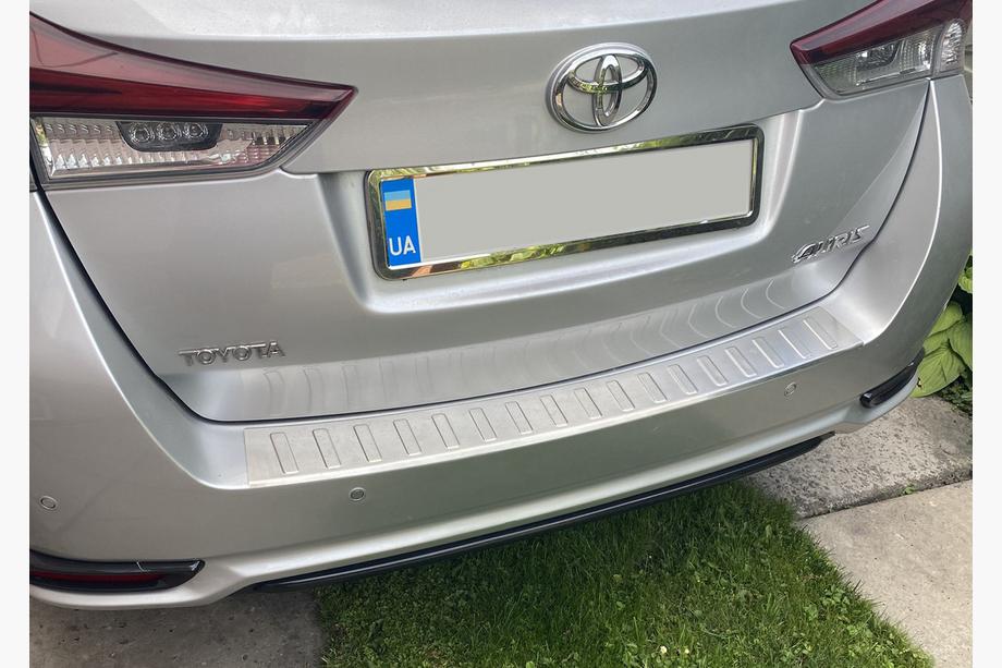 Toyota Auris 2012–2018 Chromová lišta na zadní nárazník Carmos (SW) (nerez) Fotografie 5