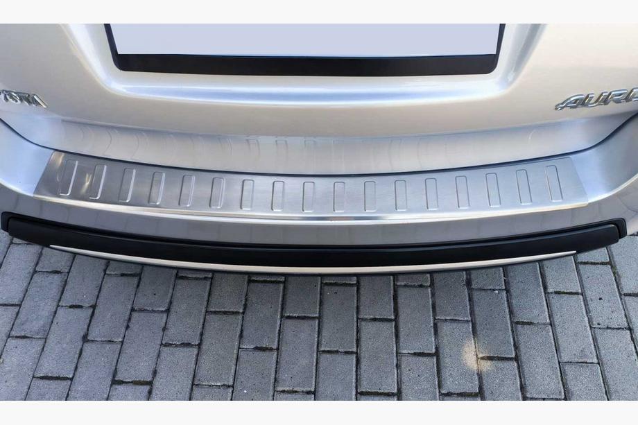 Toyota Auris 2012–2018 Chromová lišta na zadní nárazník Carmos (SW) (nerez) Fotografie 7