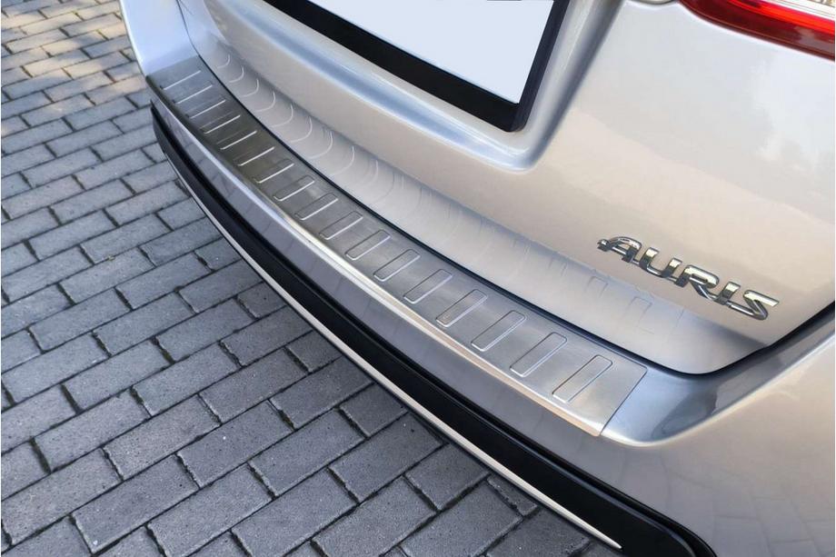 Toyota Auris 2012–2018 Chromová lišta na zadní nárazník Carmos (SW) (nerez) Fotografie 8