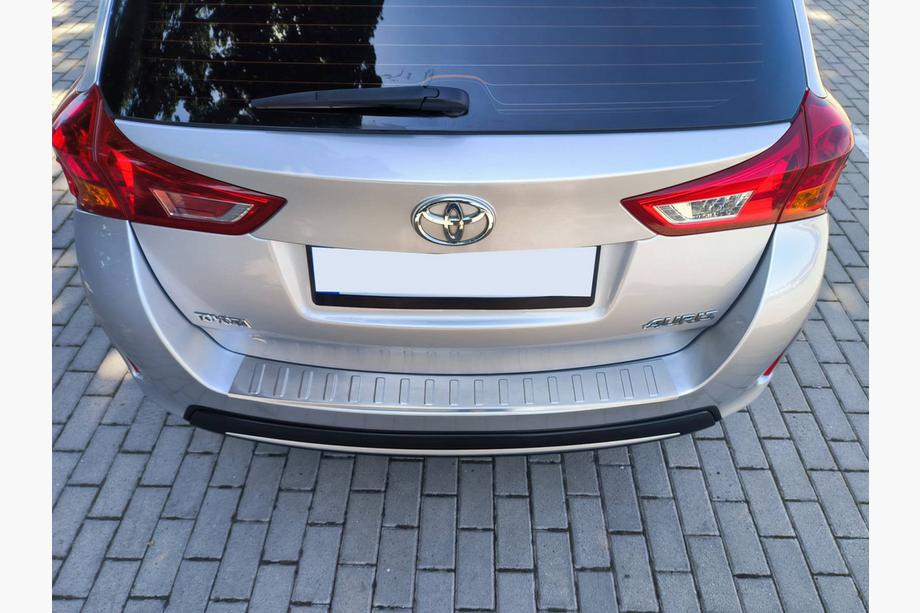 Toyota Auris 2012–2018 Chromová lišta na zadní nárazník Carmos (SW) (nerez) Fotografie 3