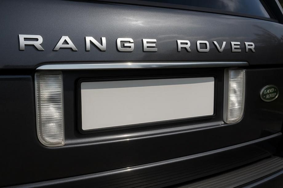 Range Rover III L322 2002–2012 Lišta nad SPZ (Carmos, nerez) Image