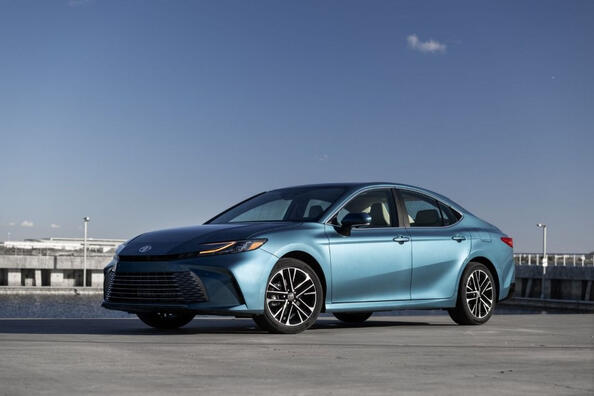 Toyota Camry 9. generace: komfort a technologie nové úrovně