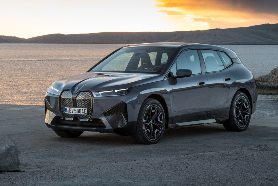 BMW iX: recenze a parametry elektrického crossoveru