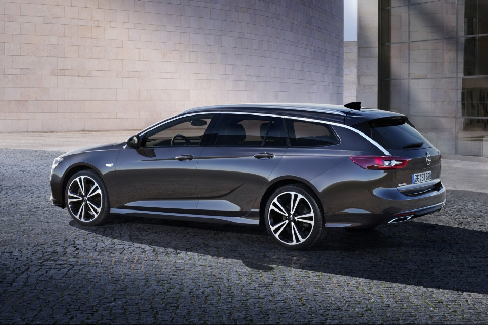 Opel Insignia Sports Tourer: recenze a parametry modernizovaného kombi