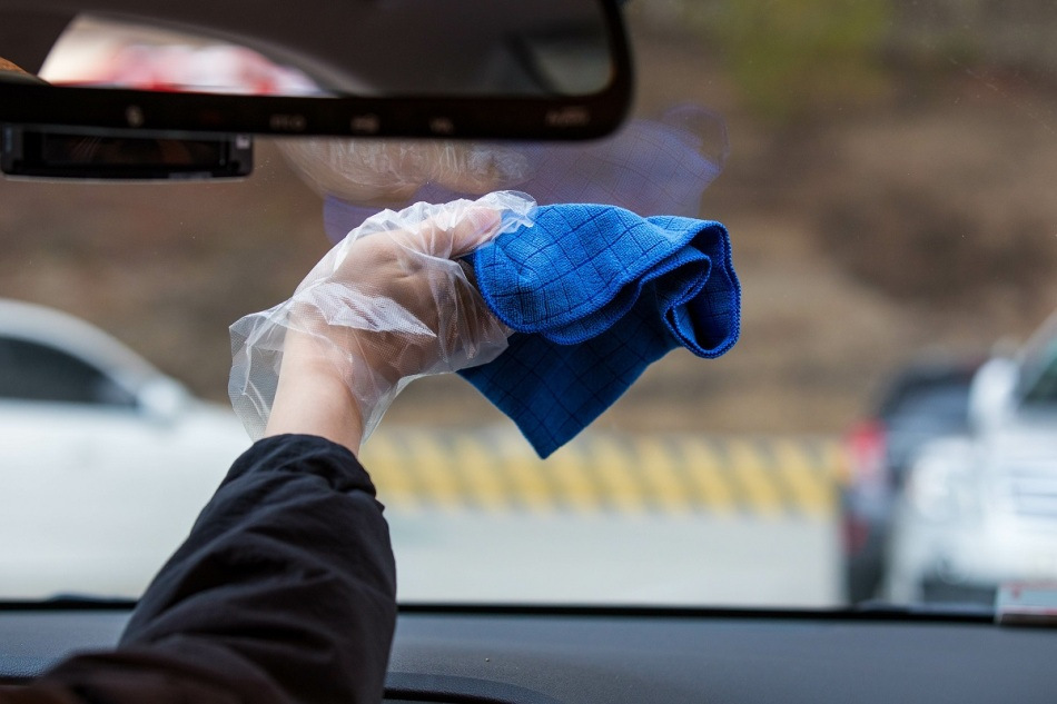 Jak odstranit šmouhy na autoskle: tipy a triky
