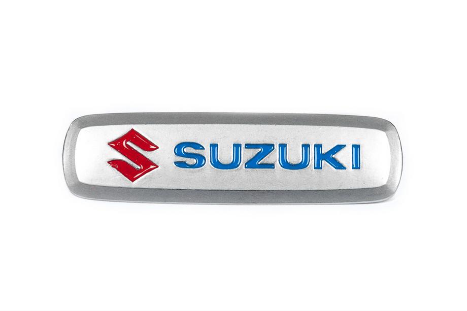 Suzuki Hliníkový štítek na autokoberce (1 ks) Image