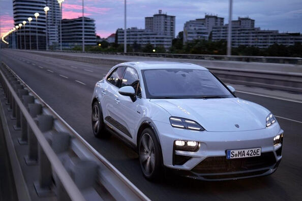 Recenze druhé generace crossoveru Porsche Macan Electric 2024