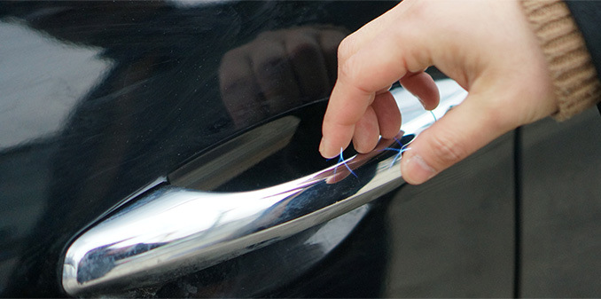 Proč vás auto někdy zasáhne elektrickým proudem?