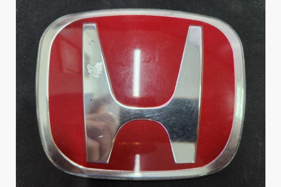 Honda Emblém (červený, samolepicí) II. jakost 113 mm na 93 mm (rozteč uchycení 50 mm) Image