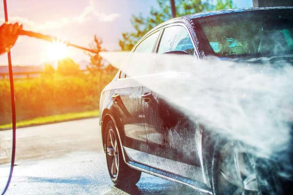 Jak správně mýt auto v horkém počasí?
