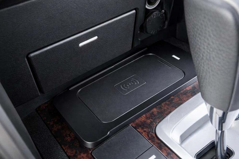 Toyota Land Cruiser 200 2007–2021 Sada bezdrátové nabíječky telefonu (2007-2015) Image