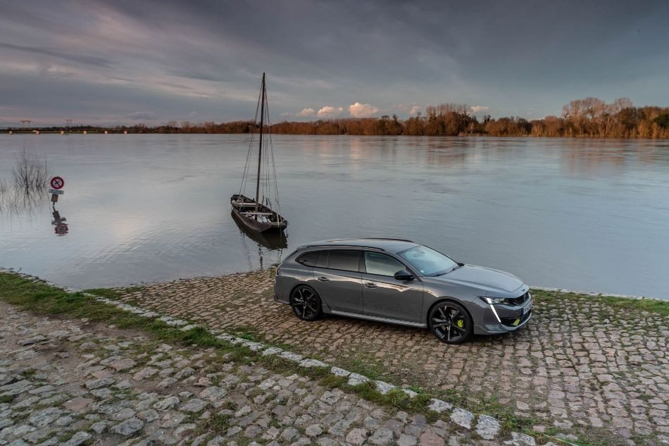 Test 360koňového hybridního kombi Peugeot 508 SW PSE