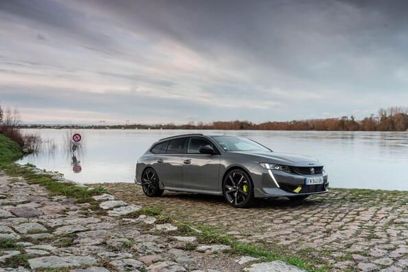 Test 360koňového hybridního kombi Peugeot 508 SW PSE
