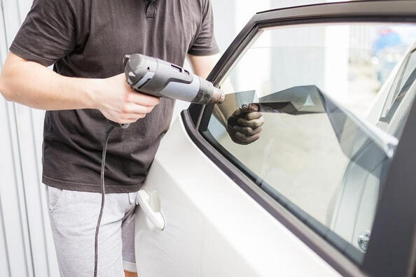 Už vás nebaví tónování? Jak svépomocí odstranit starou fólii z auta